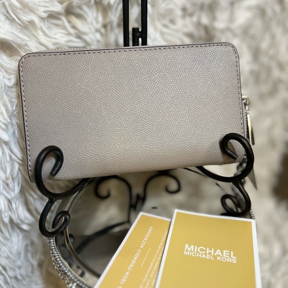 š©¶š¤NWT-Michael Kors Jet Set Saffiano Pearl Grey Zip Wallet/ Wristletš©¶š¤ - Picture 10 of 10